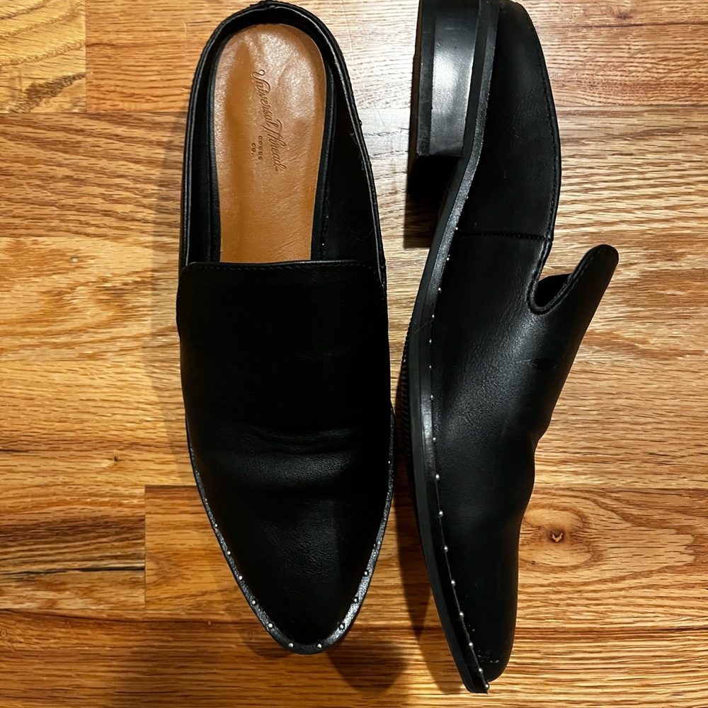 Like new universal thread slide mules w studs